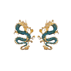 Orecchini a forma di drago placcati in oro con cristalli blu-verdi su sfondo bianco