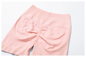 Détail du short de yoga rose sans couture à taille haute avec effet push-up fessier