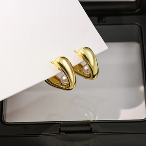 Vue détaillée de boucles d'oreilles cœur géométriques avec perles et plaqué or