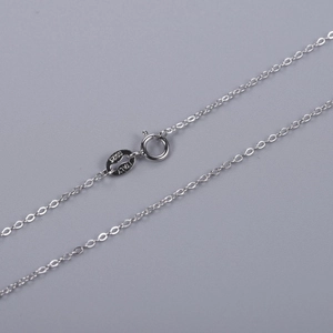 Vue macro détaillée d'une chaîne en argent sterling S925 avec fermoir à ressort et étiquette Italie