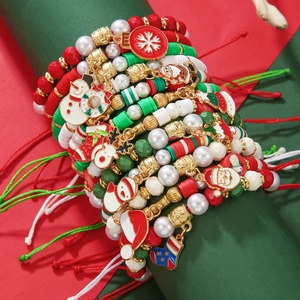 Détail de bracelets de Noël avec breloques Père Noël et renne sur un support de présentation