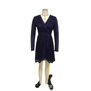 Vestido de cóctel de lentejuelas púrpura oscuro con cuello en V y pliegues en cintura