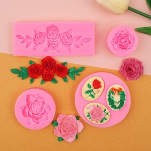 Makroaufnahme der 3D-Rosen-Silikonform für Seife und Fondant mit fertigen Blumenmustern