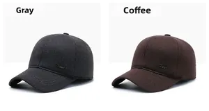 Comparaison détaillée des casquettes en sergé gris et marron avec logo en métal