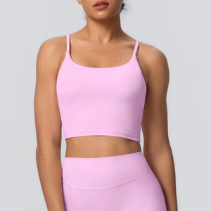 Vue de face d'un ensemble de yoga rose clair avec brassière à fines bretelles et legging taille haute