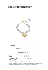 Détail du bracelet en œil de chat avec pendentif coquillage doré et perle incrustée