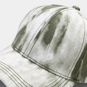 Vue macro détaillée du tissu tie-dye et des coutures renforcées sur la casquette de baseball