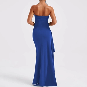 Elegante blaue schulterfreie Abendrobe mit rückenfreiem Design und bodenlangem Schlitzrock
