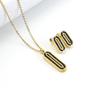 Vue détaillée du collier et des boucles d'oreilles ovales dorés sertis de zircons noirs