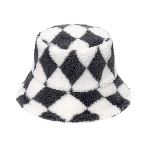 Cappello a secchiello invernale in pile con motivo geometrico a rombi bianchi e neri