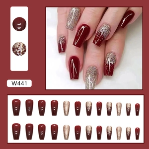 Faux ongles ballerine longs bordeaux et dorés pailletés pour mariées et jours de fête