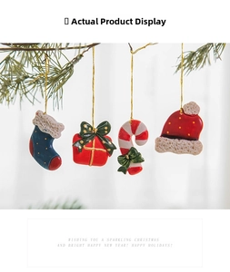 Détail de décorations de Noël en résine avec chaussettes et boîtes cadeaux sur un sapin