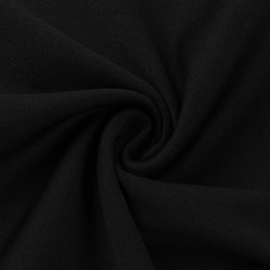 Detaillierte Makroansicht der weichen schwarzen Strickstoffstruktur mit elegantem Faltenwurf
