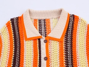 Gros plan d'un haut en maille crochetée à rayures avec col polo et boutons détaillés