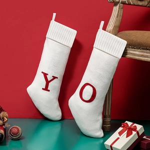 Chaussettes de Noël tricotées avec broderie Y et O rouge sur fond de fête chaleureux