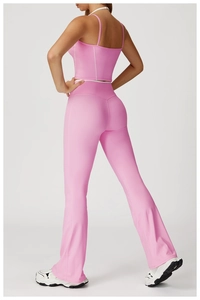 Vue latérale de l'ensemble yoga rose avec haut court et pantalon évasé à taille haute