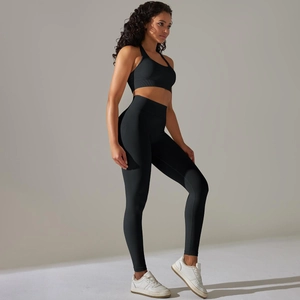Vue latérale d'un ensemble de yoga noir sans couture avec legging taille haute et brassière