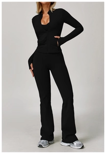 Dettaglio del set yoga nero con giacca slim fit e pantaloni a zampa sportivi