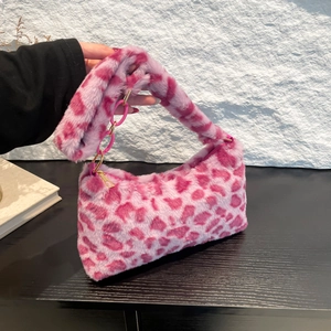 Sac bandoulière en fausse fourrure léopard rose et violet avec chaîne dorée élégante