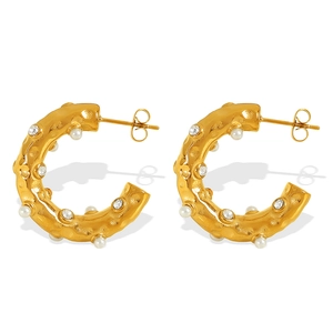 Luxurious C-shaped textured earrings in 18K gold-plated steel with sparkling crystals