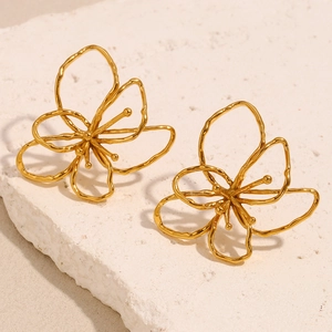 Orecchini a fiore in acciaio inossidabile placcato oro 18K su superficie in pietra