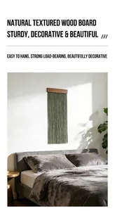 Dettaglio della barra in legno naturale e frange verde scuro del decoro boho