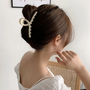 Große cremefarbene matte Haarklammer im Haifisch-Design für elegantes Haarstyling