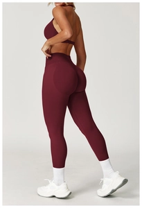 Détail du legging de yoga bordeaux à taille haute avec coupe sculptante et texture douce