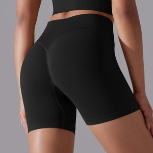 Vue détaillée du short de yoga sans couture taille haute avec effet push-up et bande côtelée
