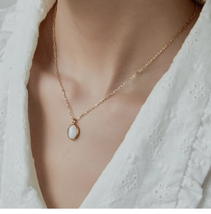 Nahaufnahme der Vintage-Halskette mit ovalem Opal-Anhänger und 18K Goldbeschichtung
