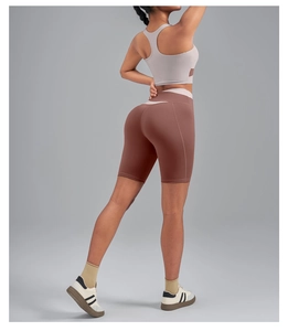 Détail de la brassière de sport élastique et du short cycliste avec effet galbant