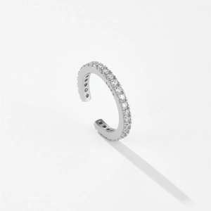 Gros plan sur une bague d'oreille en argent S925 sertie de zircons cubiques brillants