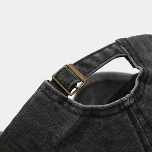 Makro-Detail von gewaschenem Denim Baseball Cap mit Vintage-Bronzemetallschnalle