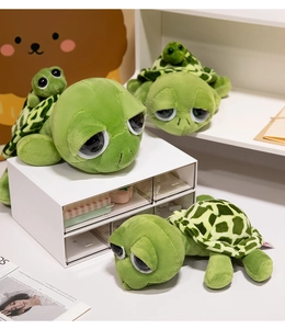 Dettaglio di una famiglia di tartarughe di peluche verdi con grandi occhi teneri