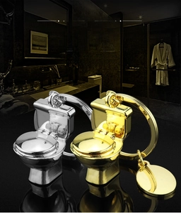 Detailansicht polierter WC-Schlüsselanhänger in Gold und Silber mit Metallglanz