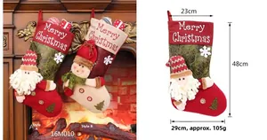 Detail eines am Kamin hängenden Weihnachtssockens mit flauschigem Weihnachtsmann-Motiv