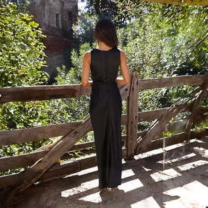 Vue détaillée du design dos nu sur une robe longue en satin noir avec profil sans manches