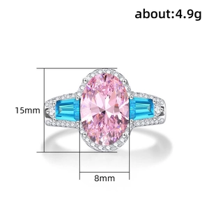 Verchroomde ring met ovale roze zirkoon en blauwe zijstenen, weegt 4,9 g