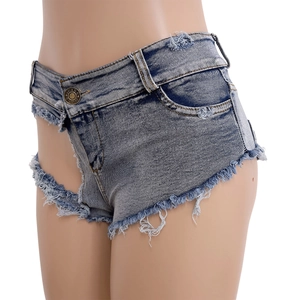 Dettaglio di pantaloncini di jeans a vita alta con tagli laterali e orli sfrangiati