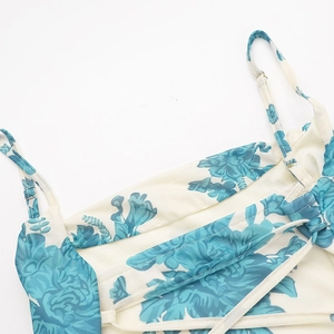 Detalle de tirantes ajustables y espalda cruzada con cordones del vestido de flores