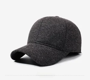 Dettaglio cappellino da baseball grigio scuro con logo GK in metallo e trama a maglia