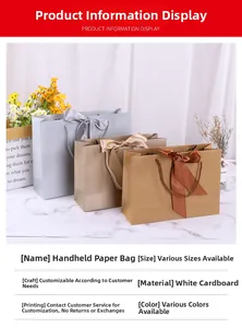 Détail de sacs cadeaux élégants avec nœuds en soie et poignées en corde sur marbre