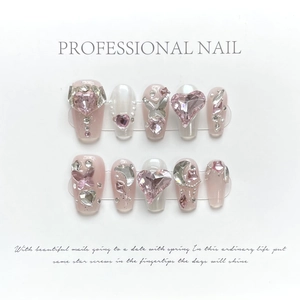 Set unghie finte lusso rosa e bianco con cuori di cristallo 3D e farfalle in metallo