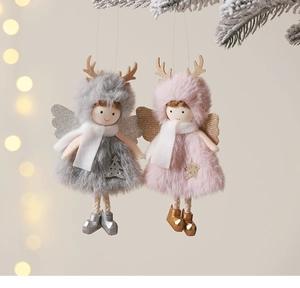 Détail d'anges de Noël en peluche avec bois de cerf sur un sapin décoré