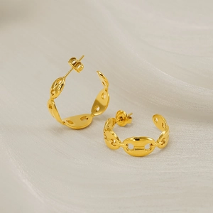 Polished 18K gold-plated titanium steel C-hoop earrings featuring a pig nose chain design