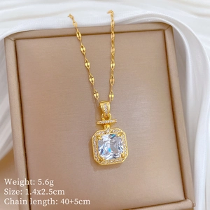 Détail du collier pendentif flacon de parfum doré serti de cristaux sur soie