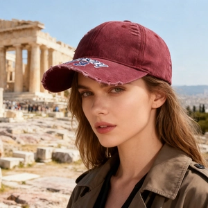 Casquette de baseball vintage bordeaux avec broderie portée par un mannequin dehors