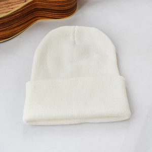Gros plan détaillé de la texture du bonnet en tricot blanc et revers pour l'hiver
