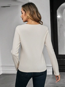 Camiseta ajustada crema de manga larga para mujer con tejido tipo gofre y elegante textura acanalada