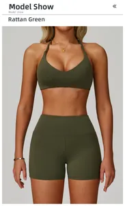 Dettaglio del reggiseno sportivo verde vite con scollo a V in tessuto tecnico elasticizzato